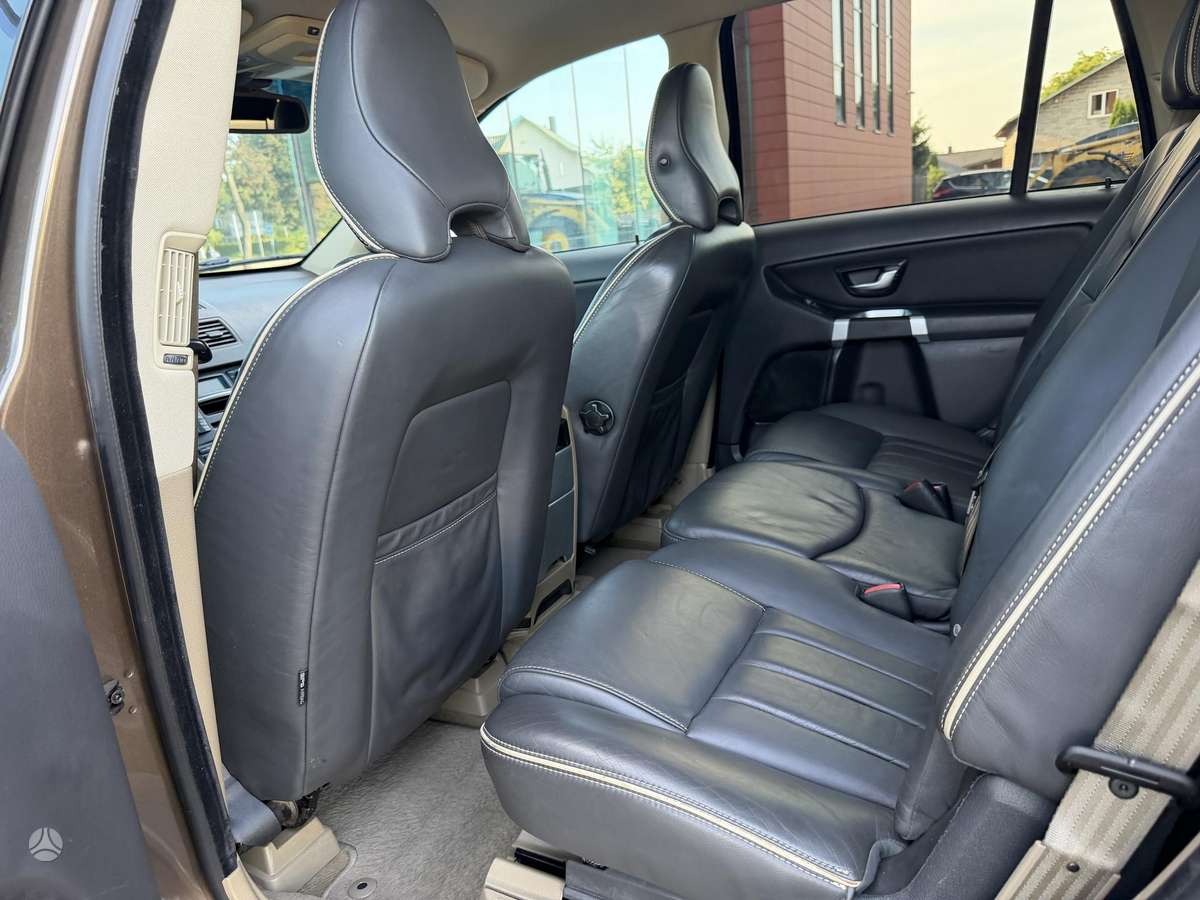 Volvo XC90, 2.4 l., off-road / crossover