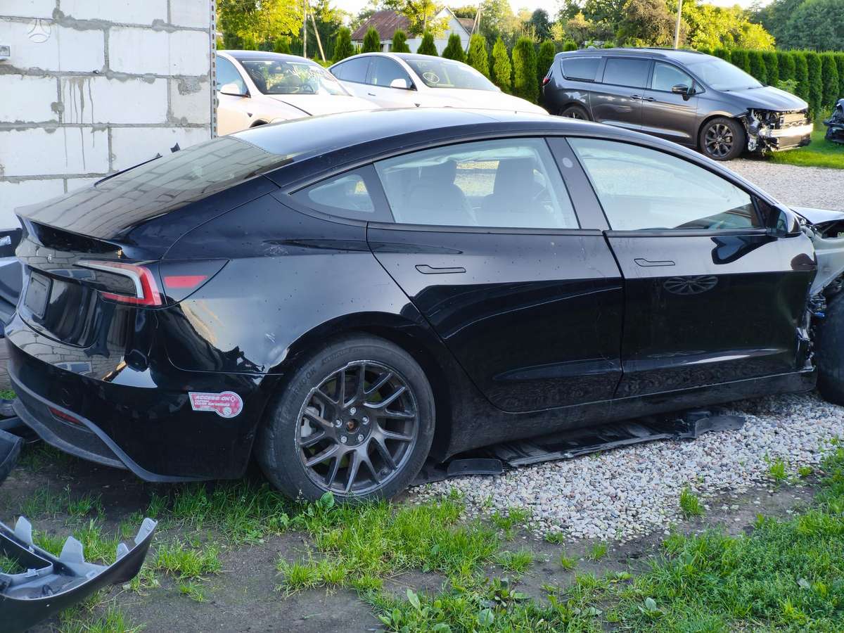 Tesla Model 3 - 4