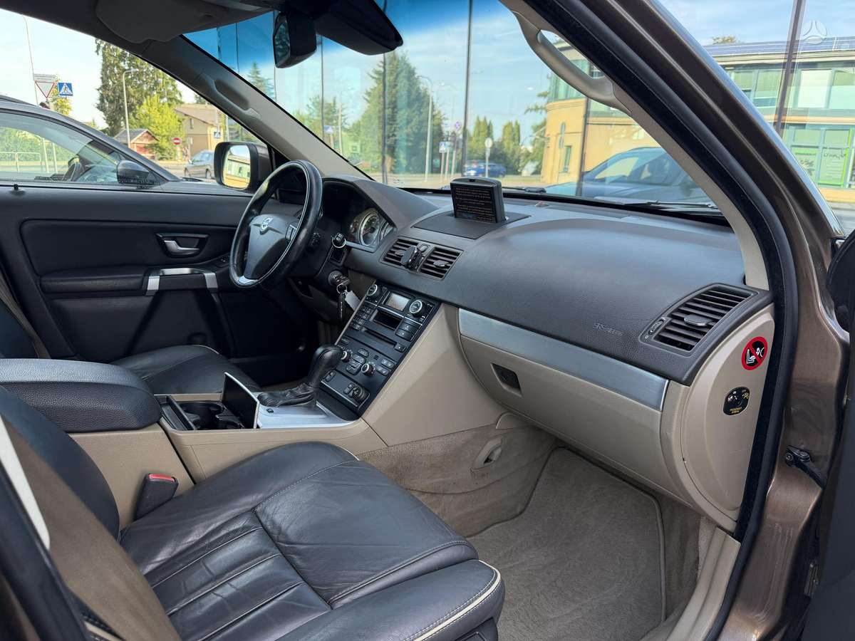 Volvo XC90, 2.4 l., off-road / crossover