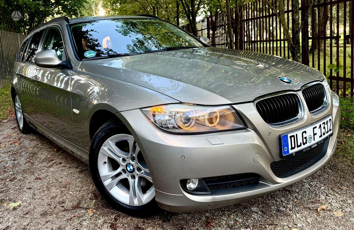 BMW 320, universalas
