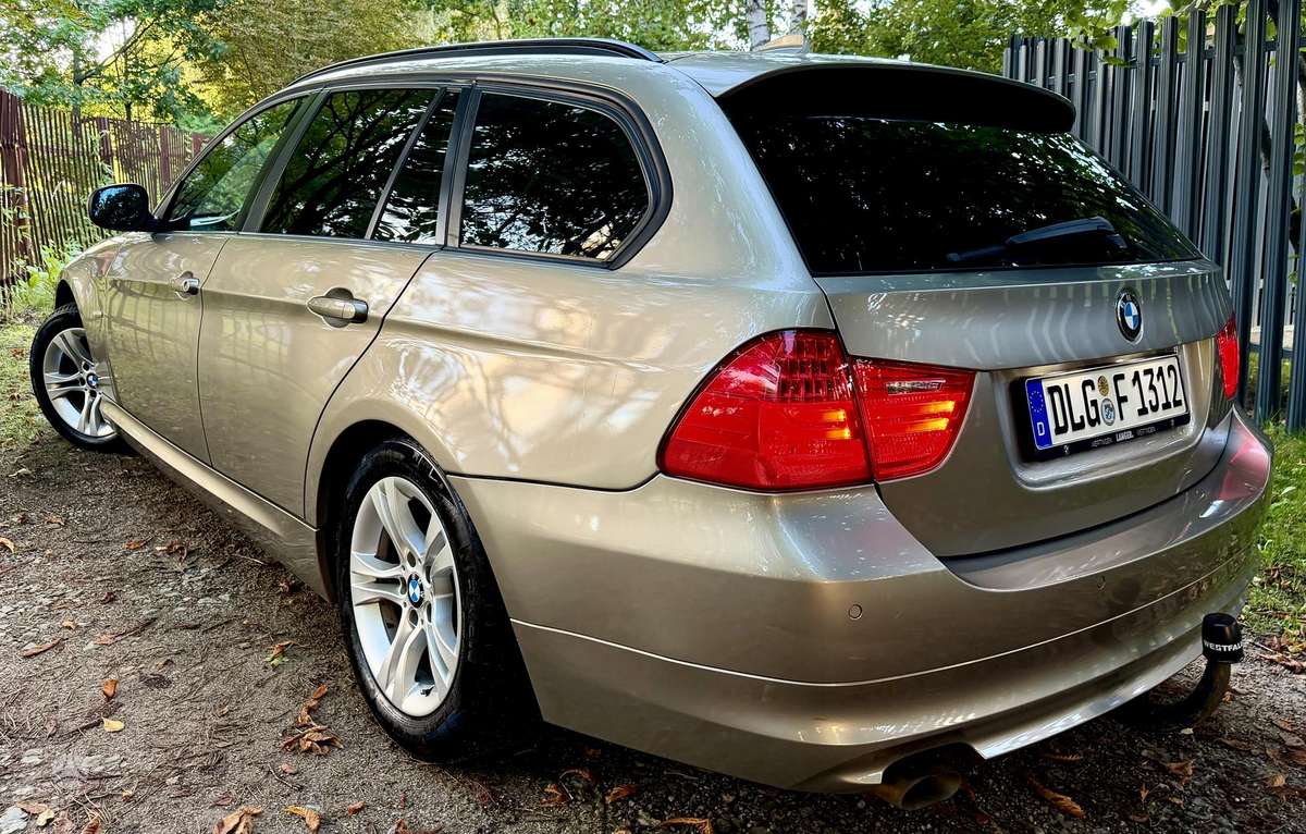 BMW 320, universalas
