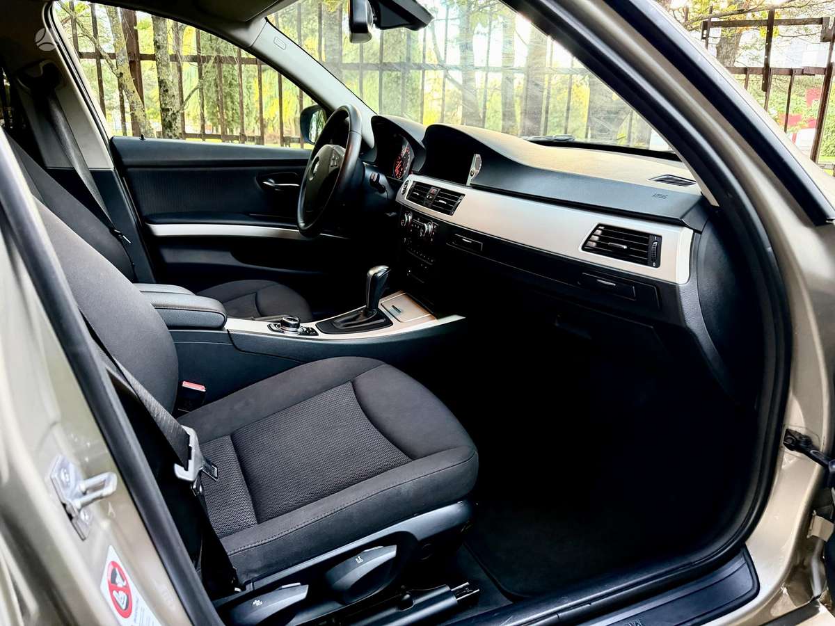 BMW 320, universalas