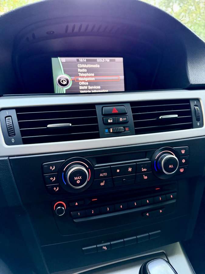 BMW 320, universalas
