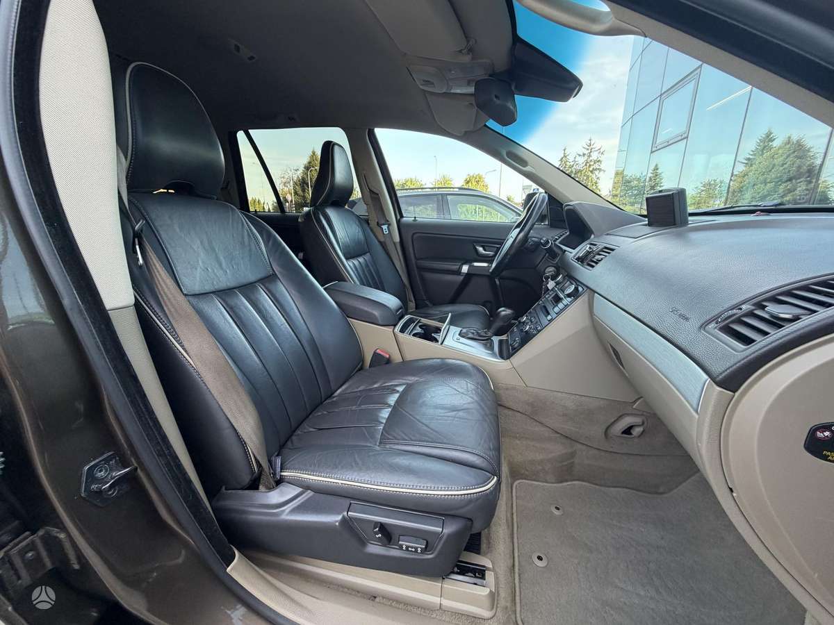 Volvo XC90, 2.4 l., off-road / crossover
