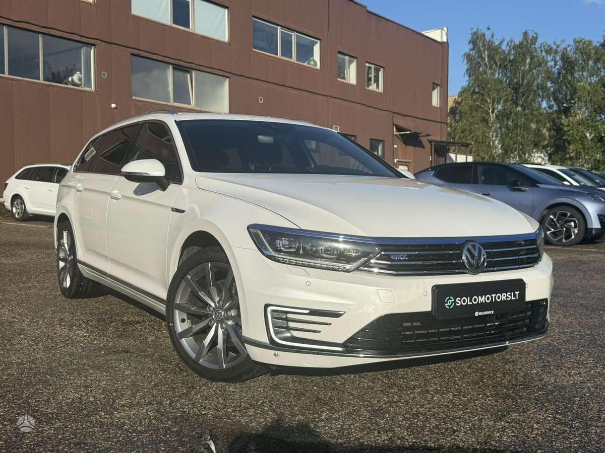 Volkswagen Passat - 1