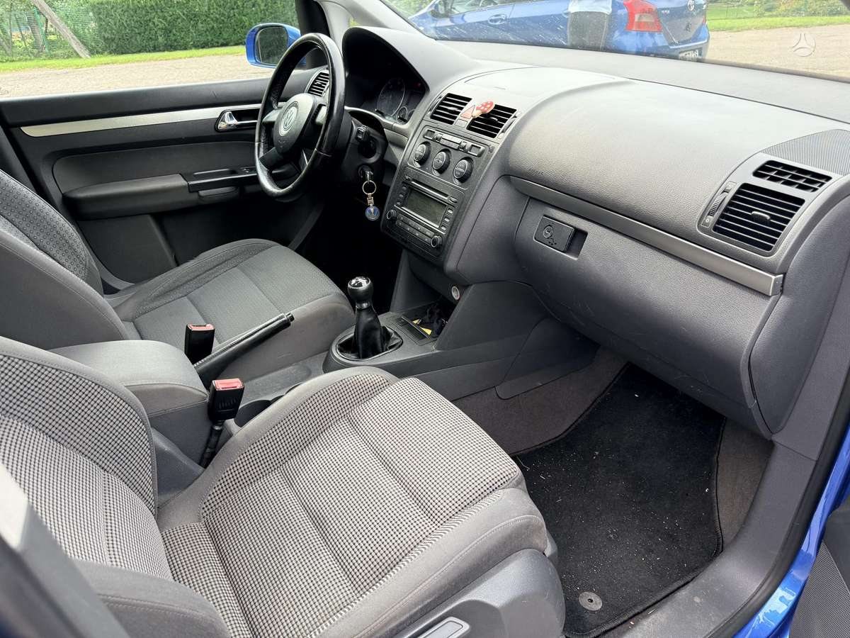 Volkswagen Touran - 10