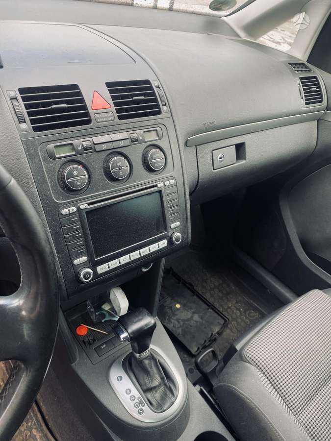 Volkswagen Touran - 10