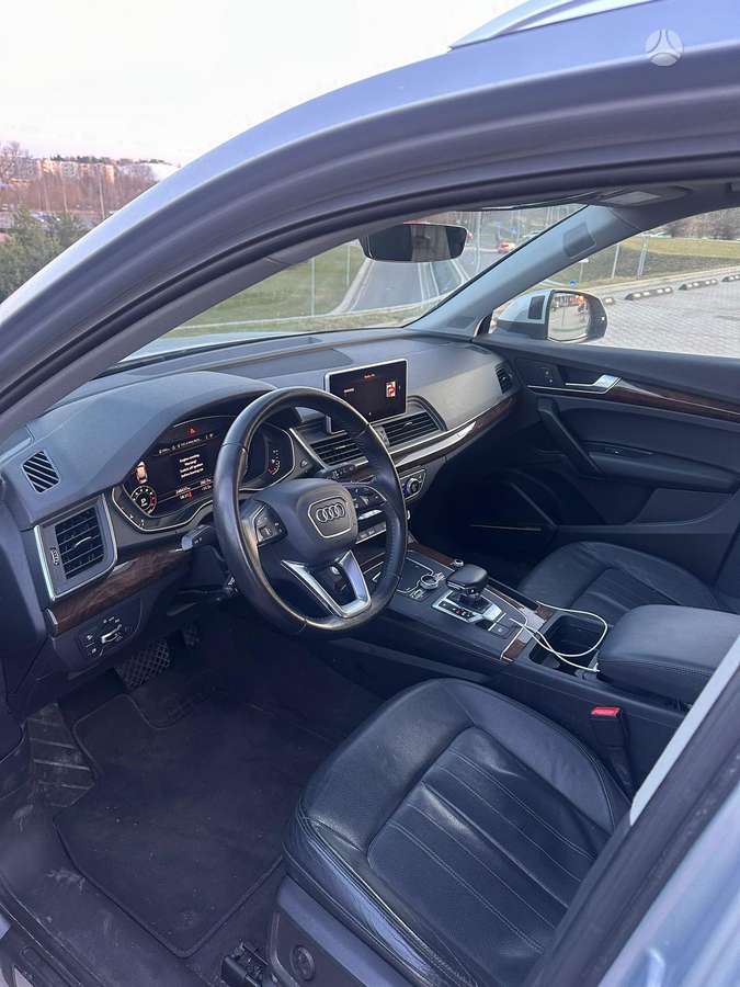 Audi Q5, 2.0 l., off-road / crossover