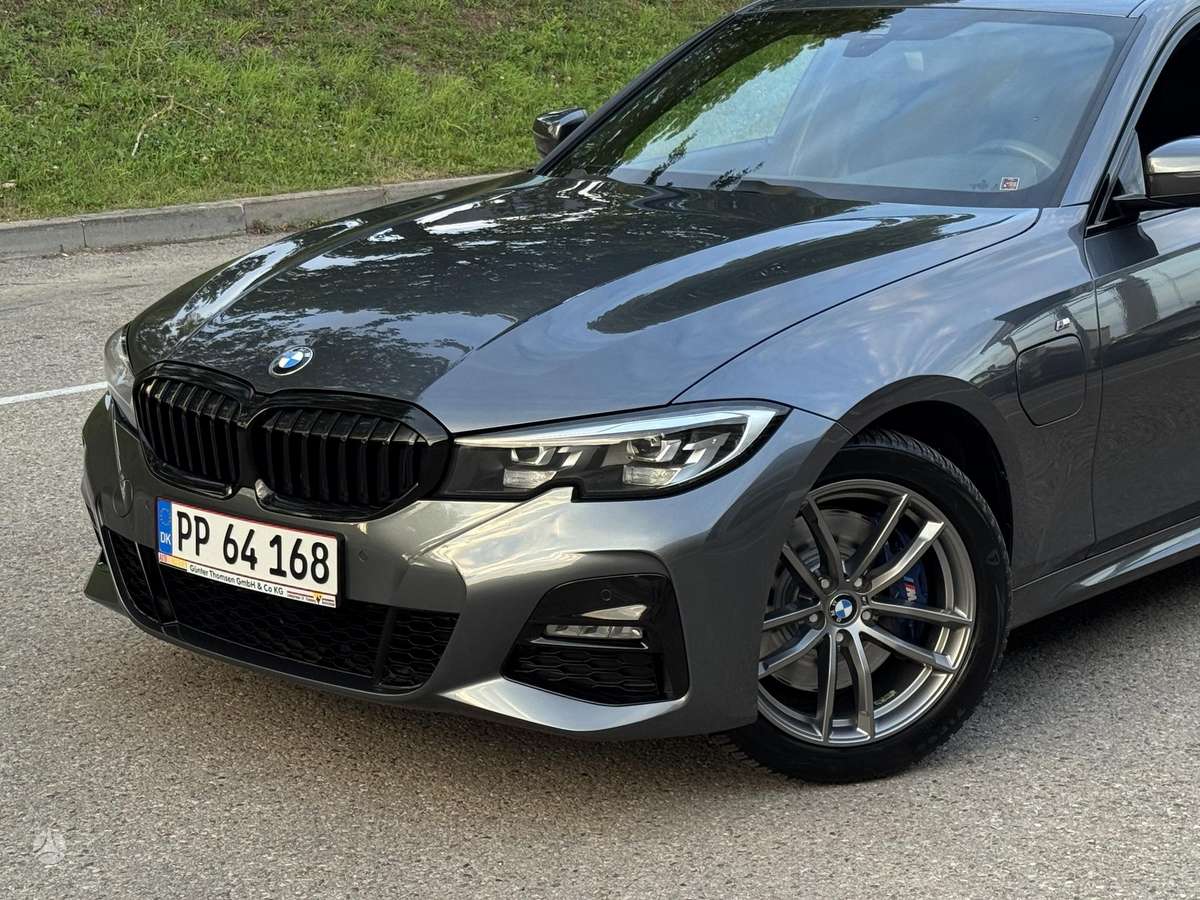 BMW 330, 2.0 l., Седан