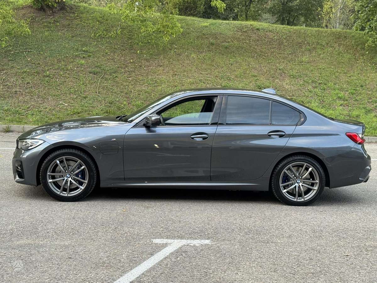 BMW 330, 2.0 l., Седан
