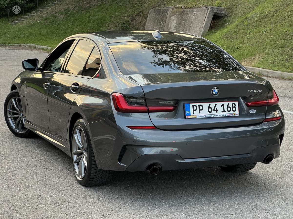 BMW 330, 2.0 l., Седан