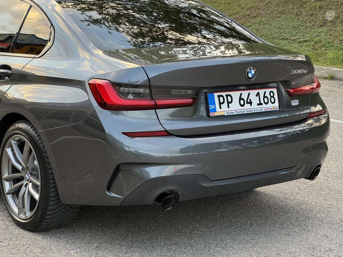 BMW 330, 2.0 l., Седан