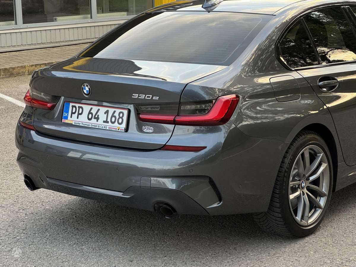 BMW 330, 2.0 l., Седан