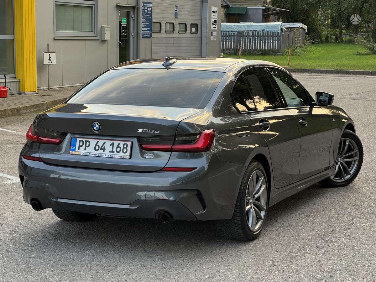 BMW 330, 2.0 l., Седан