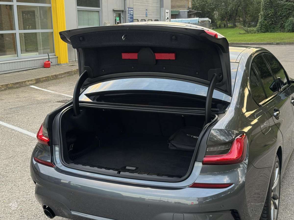 BMW 330, 2.0 l., Седан