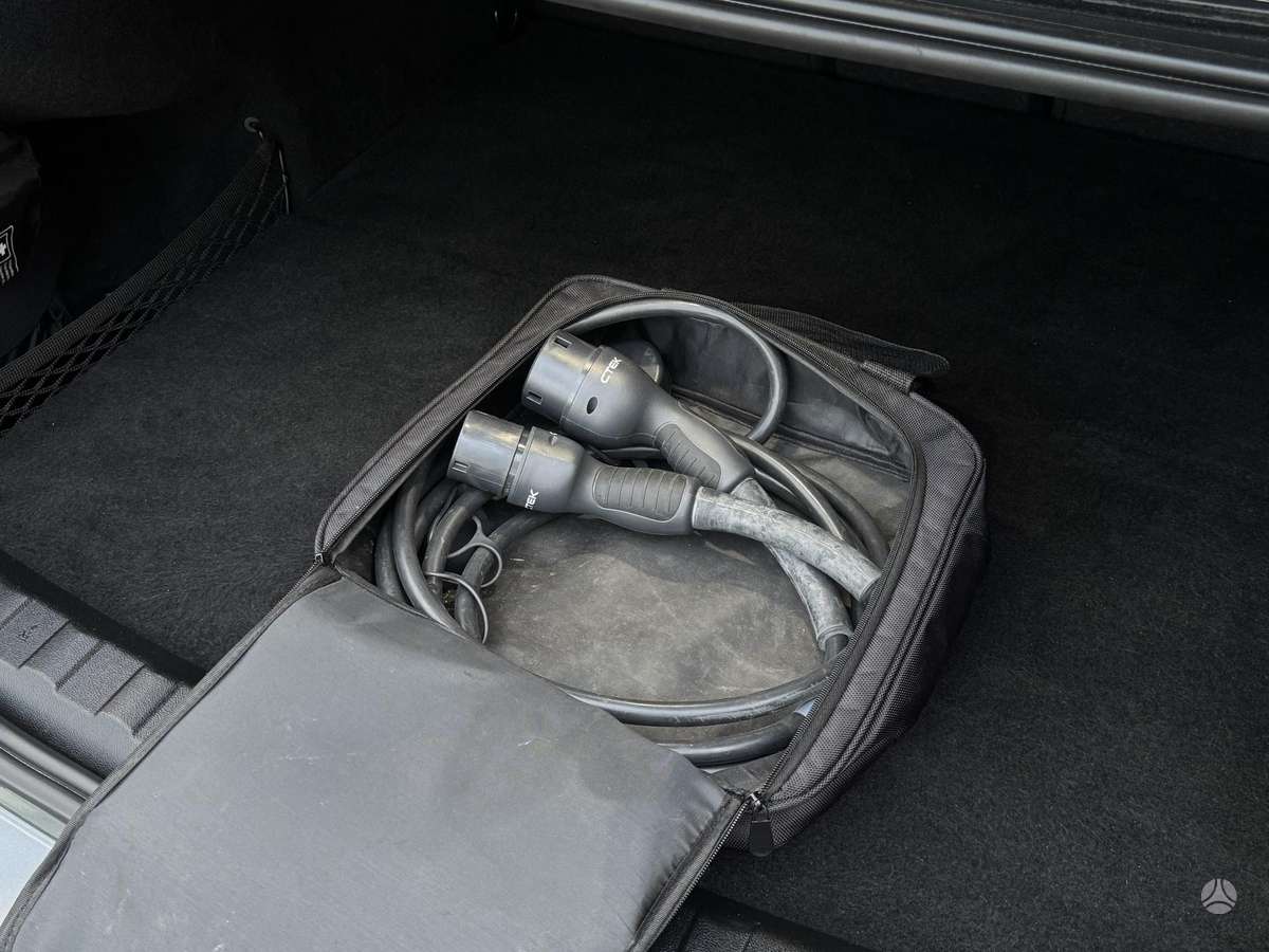 BMW 330, 2.0 l., Седан