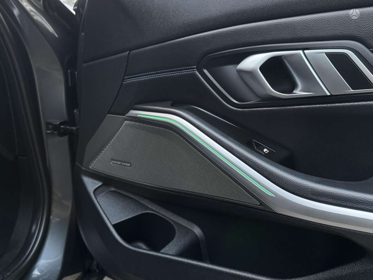 BMW 330, 2.0 l., Седан