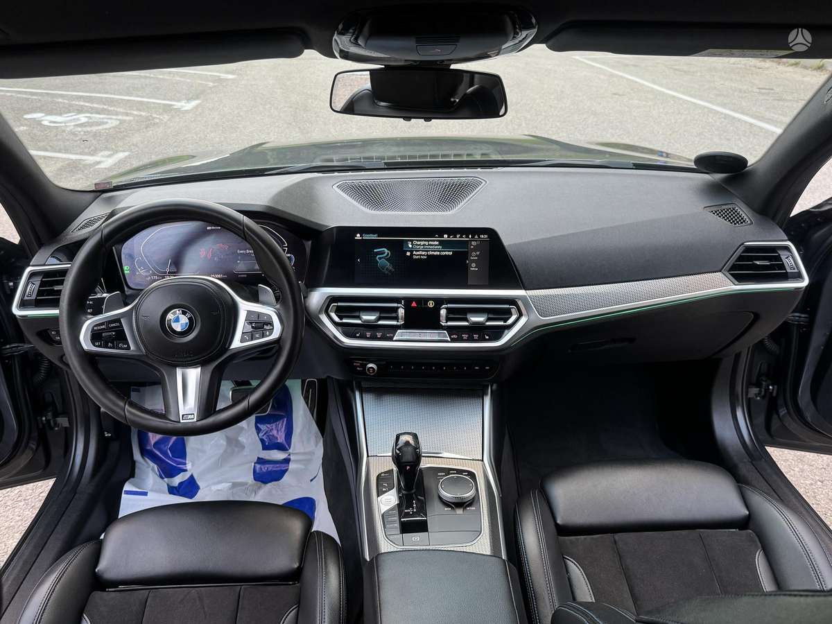 BMW 330, 2.0 l., Седан