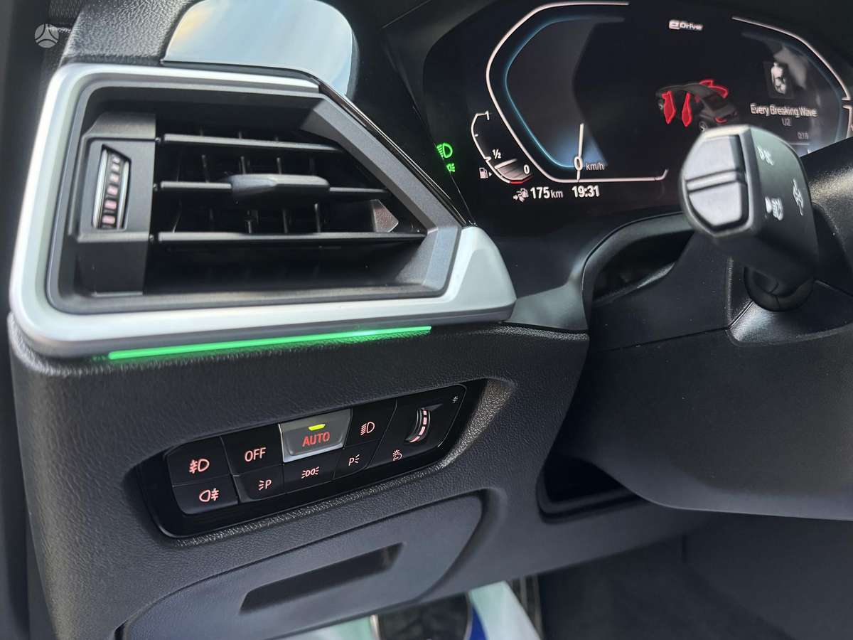 BMW 330, 2.0 l., Седан