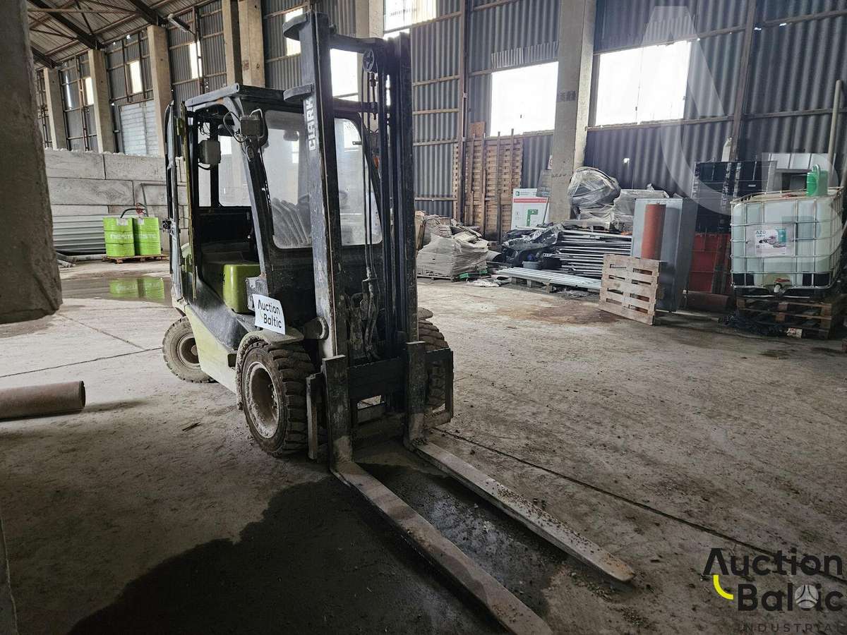 Clark C300, forklifts