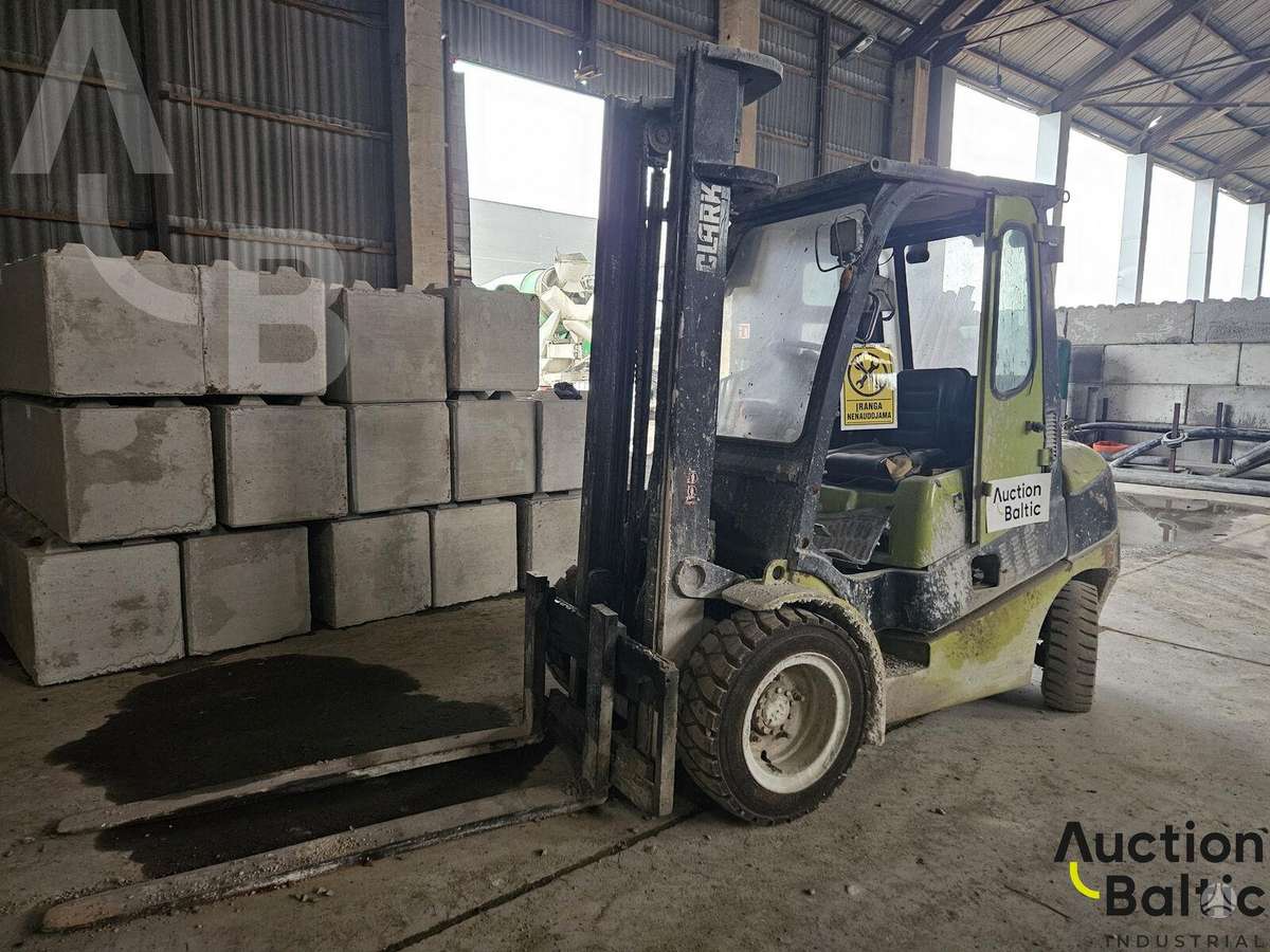 Clark C300, forklifts