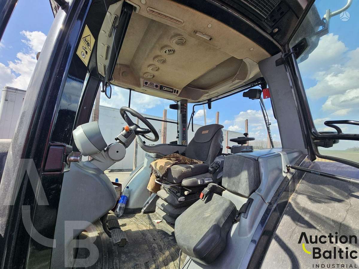 Valtra S374, traktori