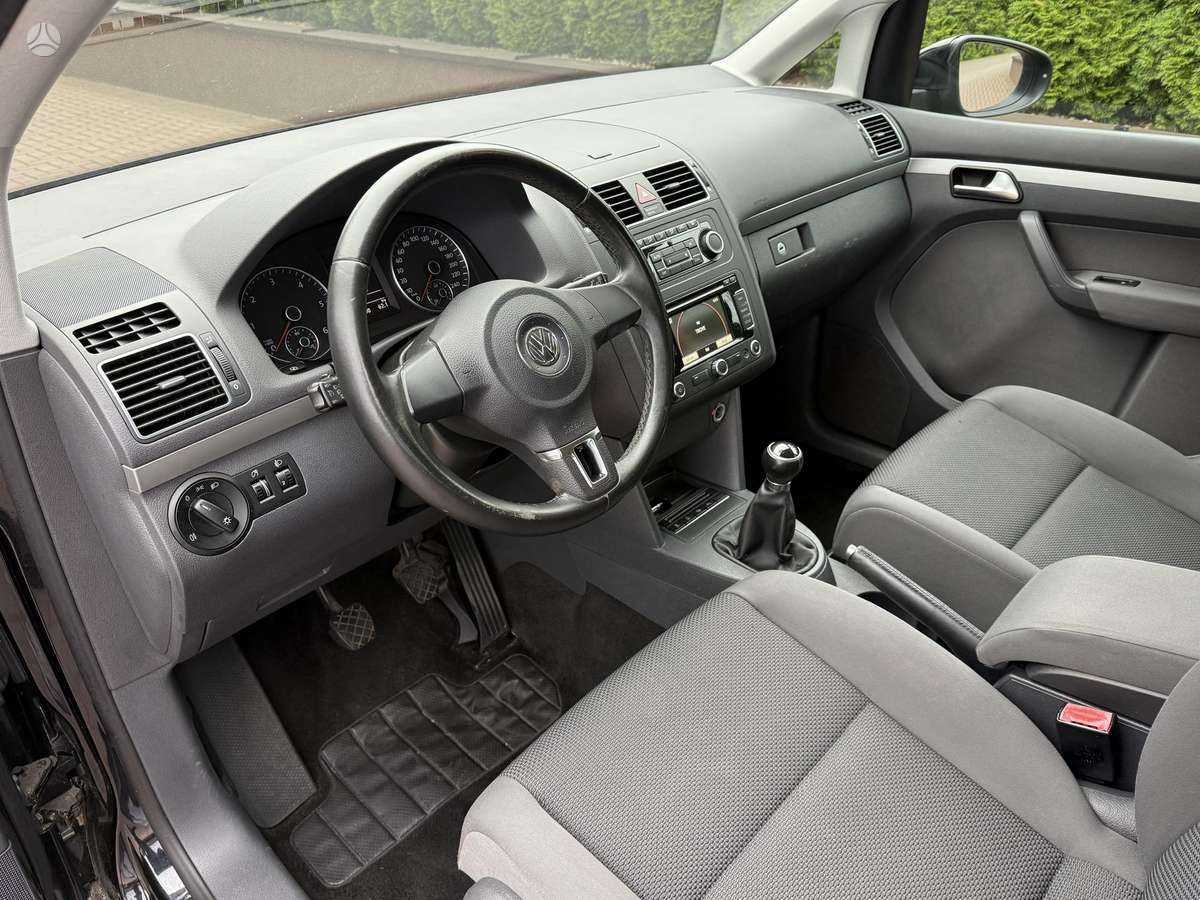 Volkswagen Touran - 12