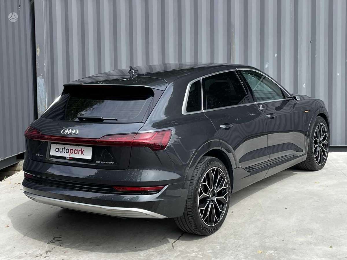 Audi e-tron, off-road / crossover