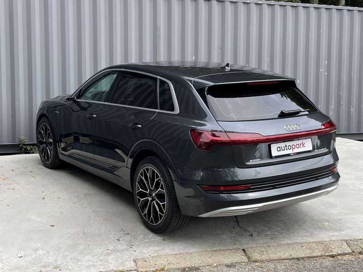 Audi e-tron, off-road / crossover