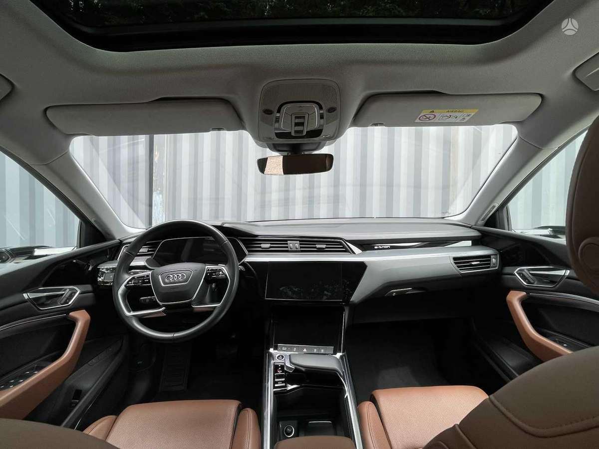 Audi e-tron, off-road / crossover
