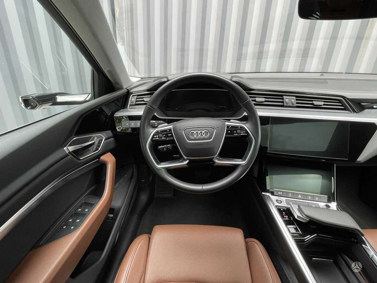 Audi e-tron, off-road / crossover