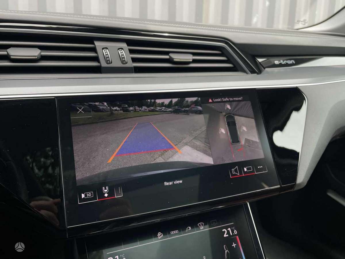 Audi e-tron, off-road / crossover