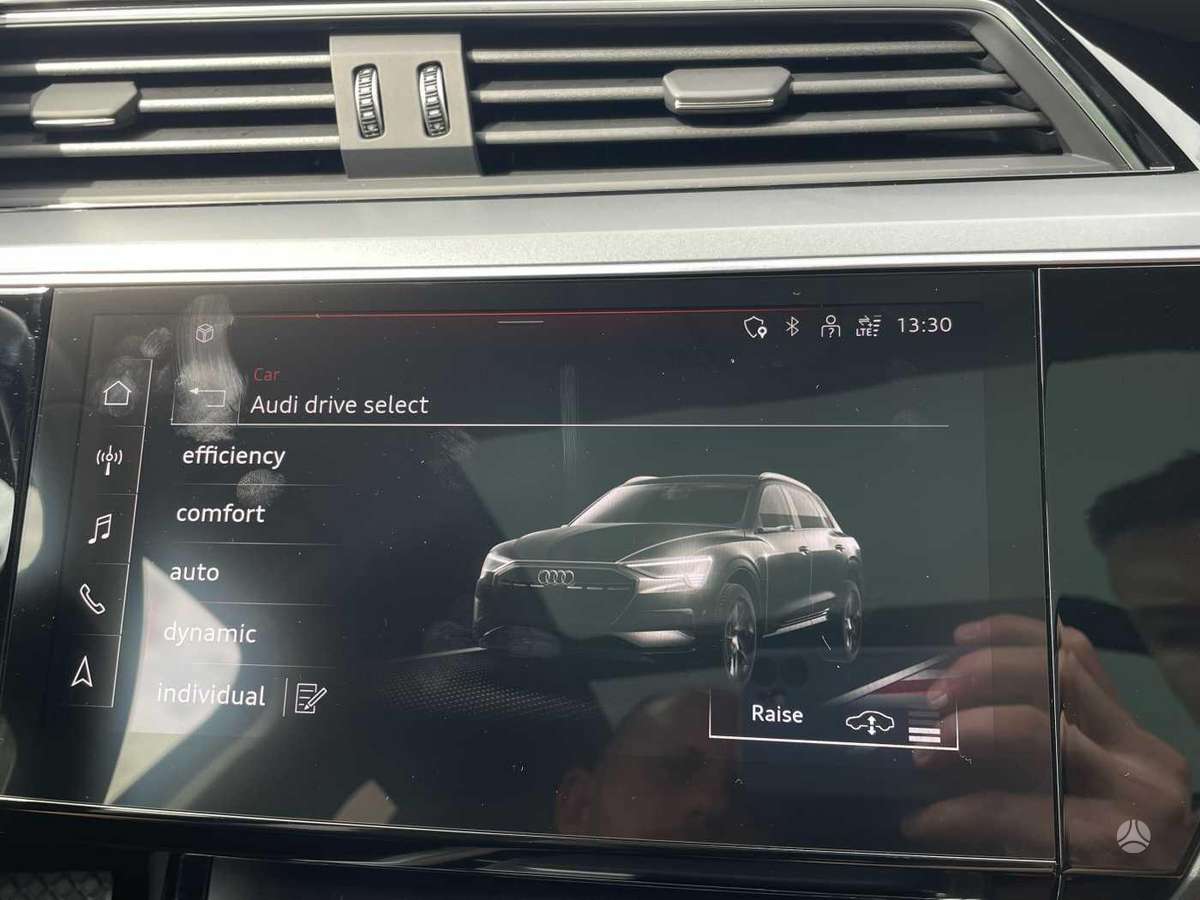 Audi e-tron, off-road / crossover