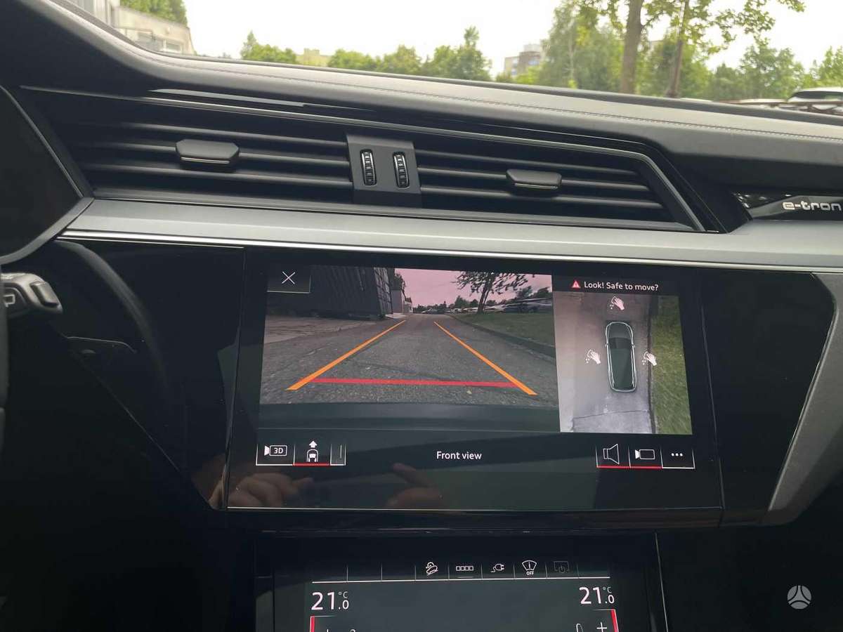 Audi e-tron, off-road / crossover