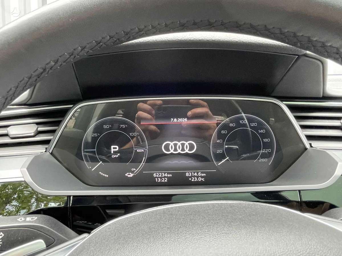 Audi e-tron, off-road / crossover