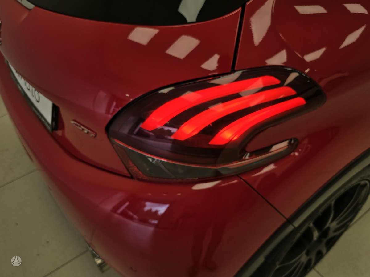 Peugeot 208 - 8