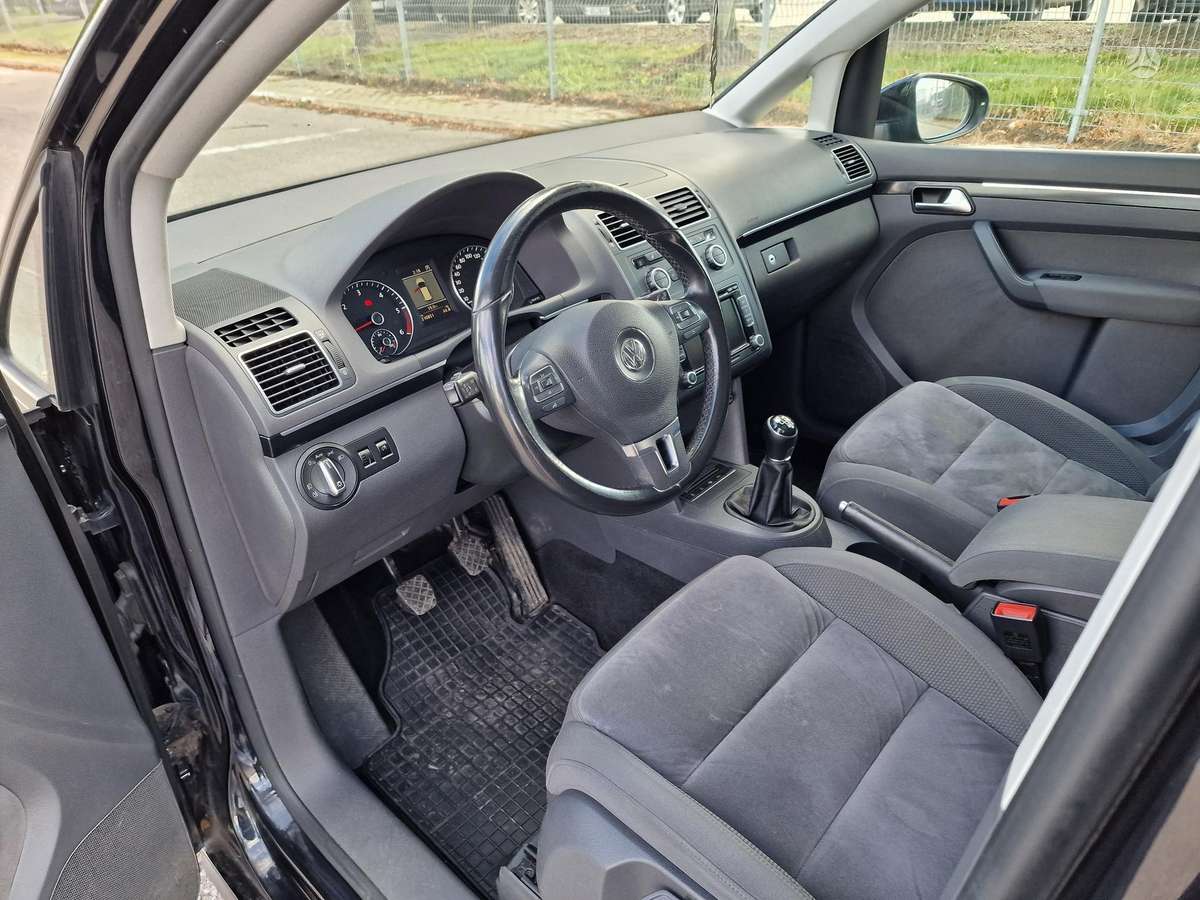 Volkswagen Touran - 11