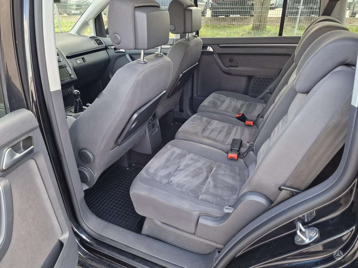 Volkswagen Touran - 12