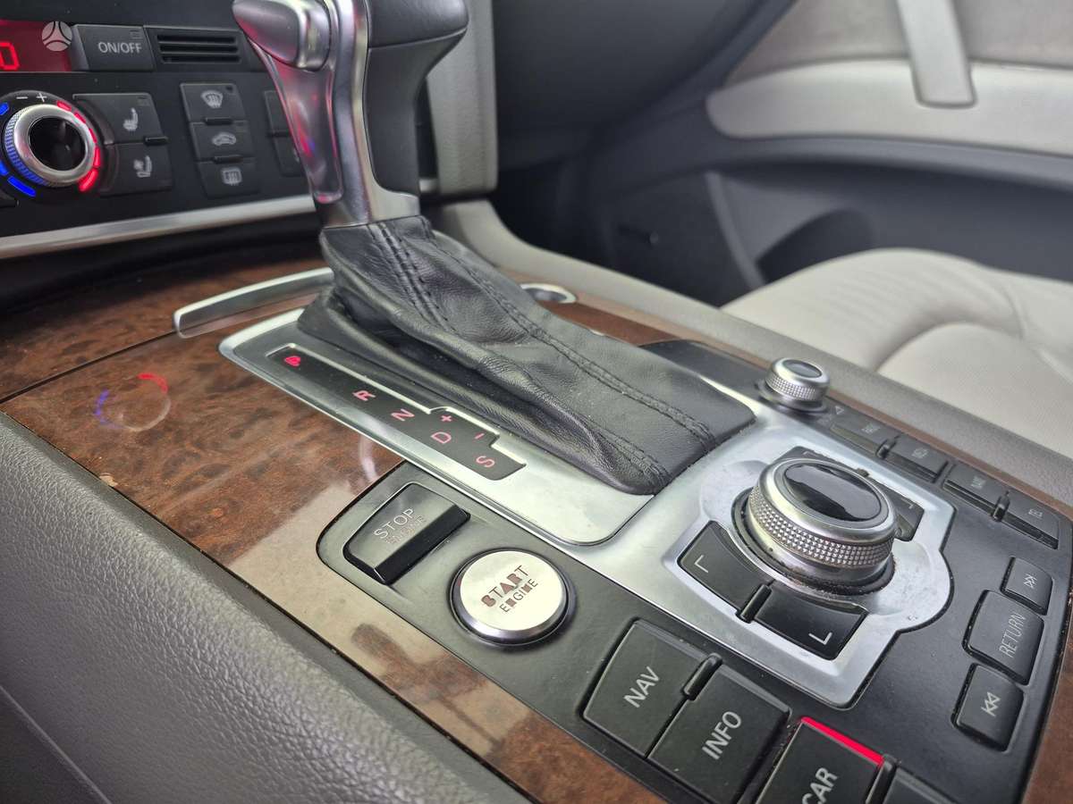 Audi Q7, 4.2 l., off-road / crossover