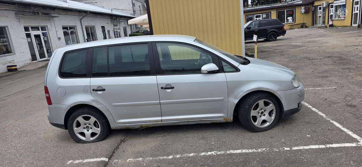 Volkswagen Touran - 4