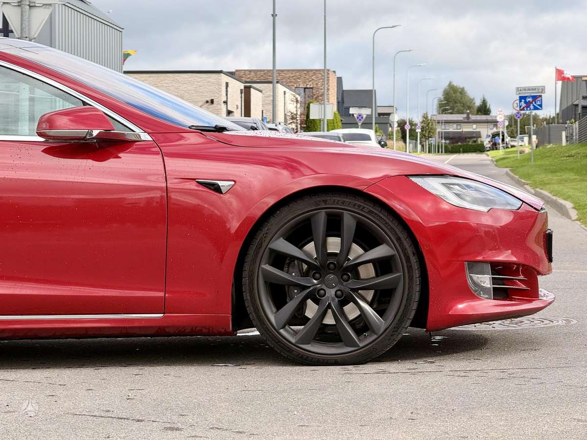 Tesla Model S - 4