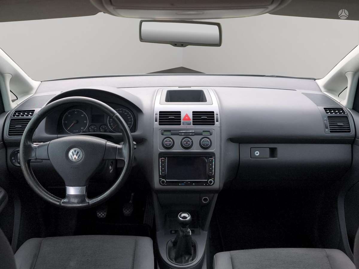 Volkswagen Touran - 12