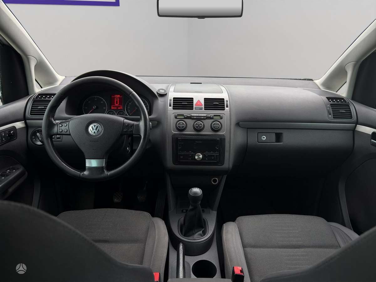 Volkswagen Touran - 12