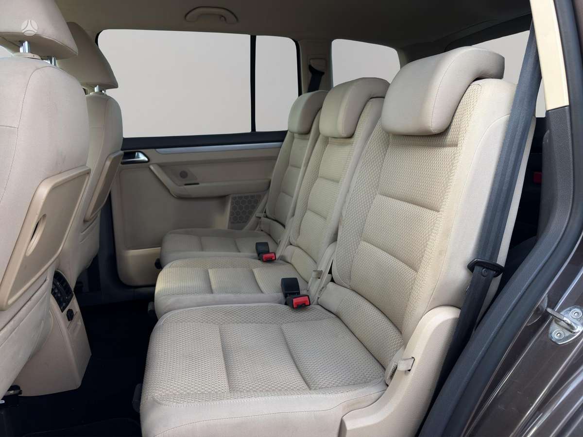 Volkswagen Touran - 11