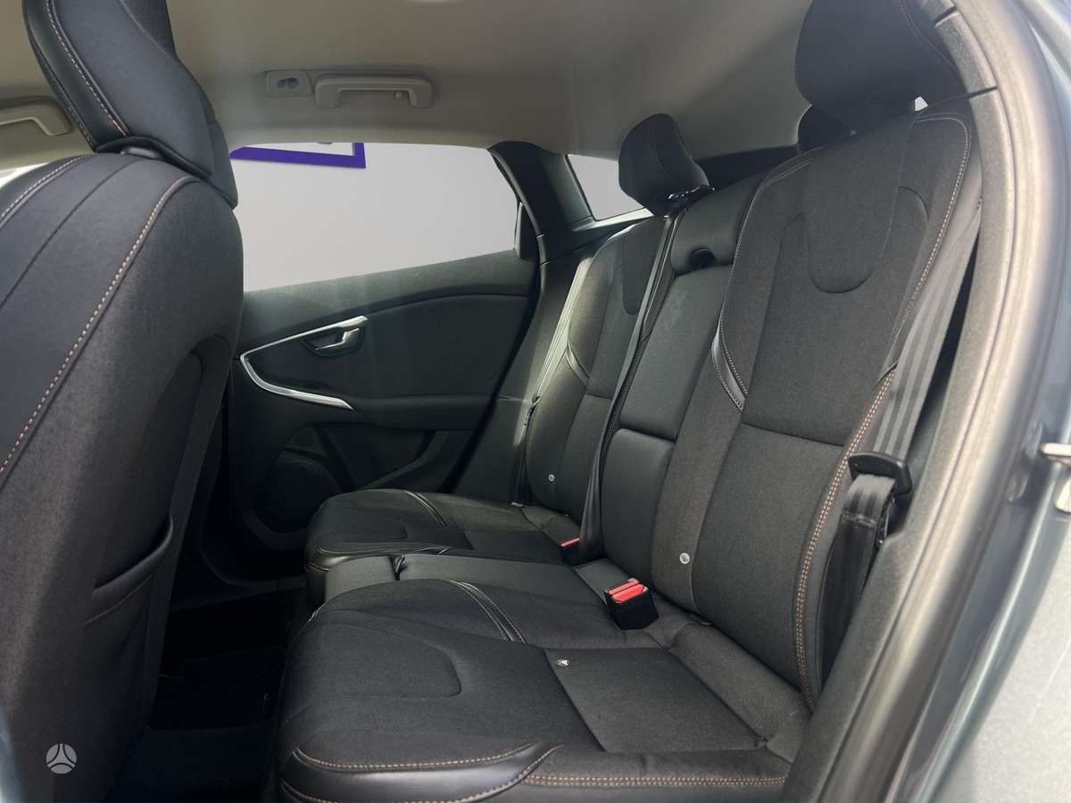 Volvo V40 Cross Country - 11