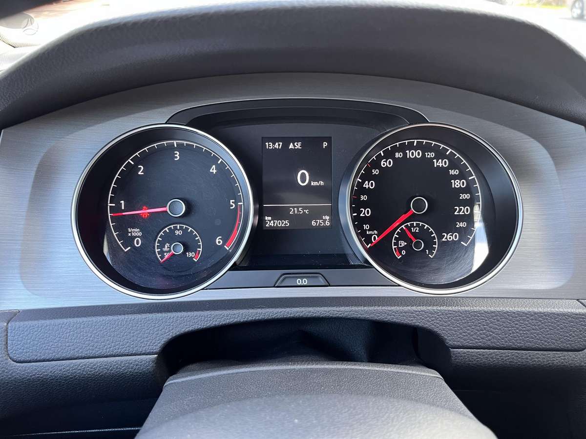 Volkswagen Golf - 8