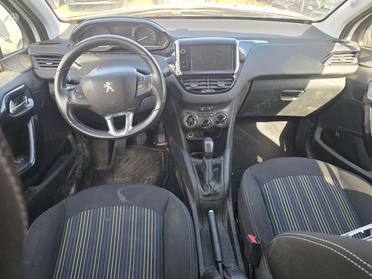Peugeot 208, 1.2 l., hatchback