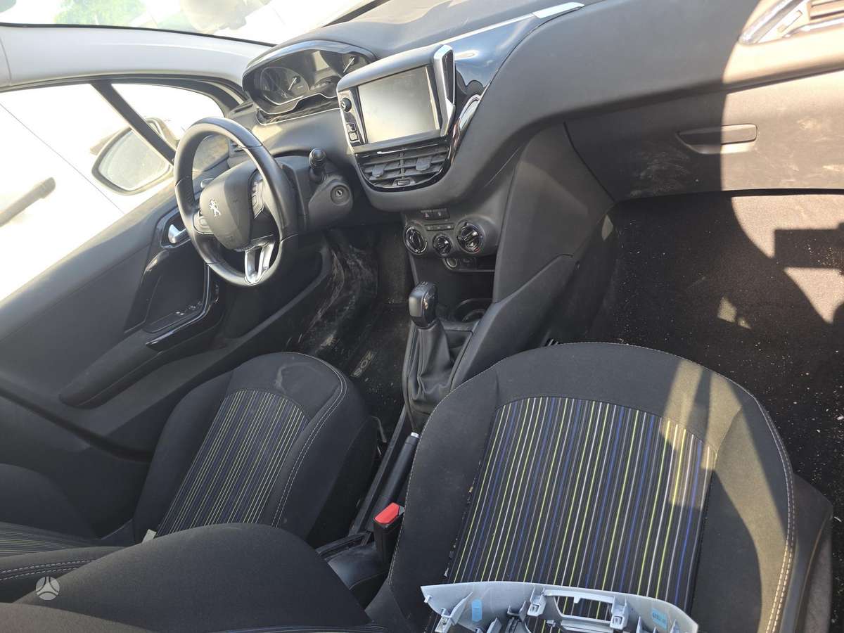 Peugeot 208, 1.2 l., hatchback