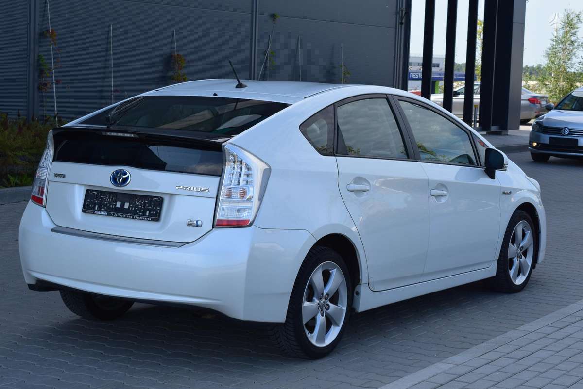 Toyota Prius - 4