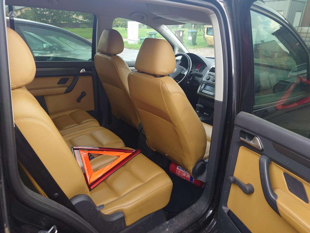Volkswagen Touran - 11